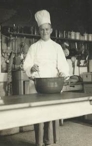 32 - Gerrit Kolkman met koksmuts